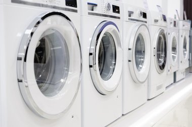 çamaşır mashines aletleri mağazasının içinde