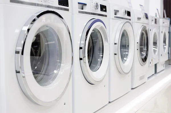 Máquinas de lavar roupa na loja de aparelhos — Fotografia de Stock