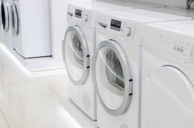 laudry kurutma makineleri ve aletleri mağazasının içinde mashines yıkama
