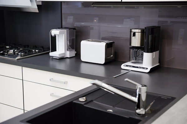 Современная hi-tek кухня, чистый дизайн интерьера
