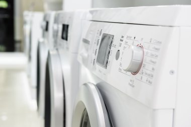 çamaşır mashines aletleri mağazasının içinde