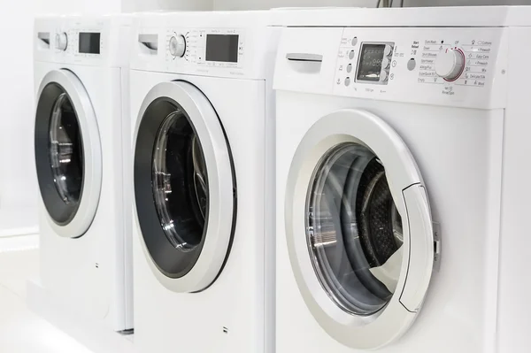 Washing mashines in appliance store — Stock Photo, Image