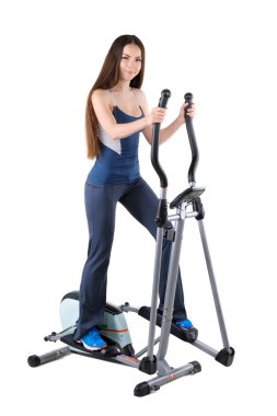 genç kadının üzerinde eliptik eğitici egzersizler yapması