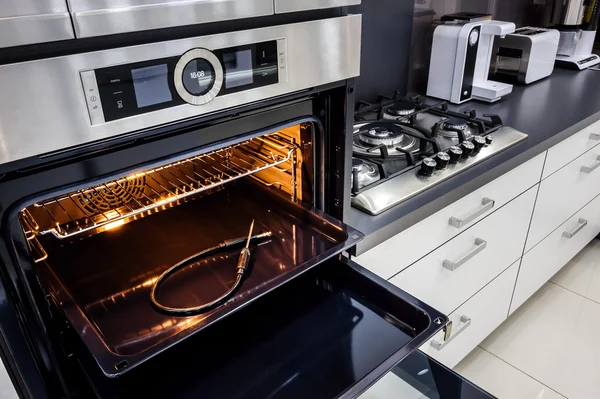 Cozinha moderna hi-tek, forno com porta aberta — Fotografia de Stock