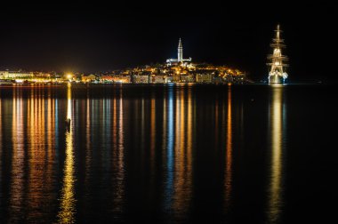 Rovinj deniz tarafında şehir gece, Hırvatistan