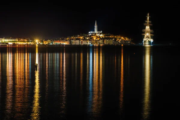 Rovinj Stadt am Meer bei Nacht, Kroatien — Stockfoto