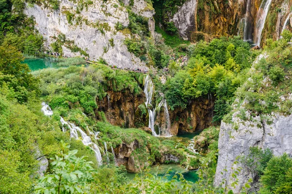 Cascades dans le parc national des lacs de Plitvice, Croatie — Photo