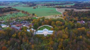Sigulda ve Turaida, Letonya yakınlarındaki Gauja Ulusal Parkı 'ndaki Krimulda Sarayı' nın hava görüntüsü. Sonbaharda Bahçeli Eski Malikane. Gauja Nehri 'nin Eski Vadisi, Krimulda, Krimulda Malikânesi, Turaida Şatosu' nun olduğu Dağ 'daki Renkli Orman. 4K Video