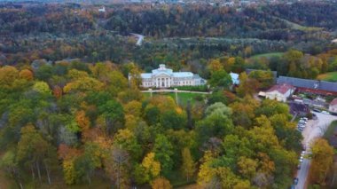 Sigulda ve Turaida, Letonya yakınlarındaki Gauja Ulusal Parkı 'ndaki Krimulda Sarayı' nın hava görüntüsü. Sonbaharda Bahçeli Eski Malikane. Gauja Nehri 'nin Eski Vadisi, Krimulda, Krimulda Malikânesi, Turaida Şatosu' nun olduğu Dağ 'daki Renkli Orman. 4K Video