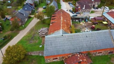 Sigulda ve Turaida, Letonya yakınlarındaki Gauja Ulusal Parkı 'ndaki Krimulda Sarayı' nın hava görüntüsü. Sonbaharda Bahçeli Eski Malikane. Gauja Nehri 'nin Eski Vadisi, Krimulda, Krimulda Malikânesi, Turaida Şatosu' nun olduğu Dağ 'daki Renkli Orman. 4K Video
