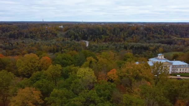 位于拉脱维亚Sigulda和Turaida附近Gauja国家公园的Krimulda宫的空中景观 秋天有花园的老庄园 高山上的五彩斑斓的森林与戈雅河的老山谷 克里莫达 克里莫达庄园 图拉伊达城堡 4K视频 — 图库视频影像