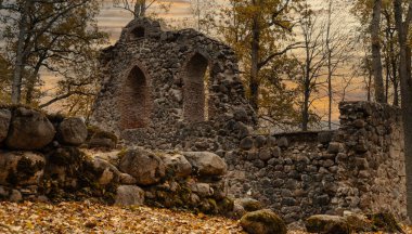 Krimulda, Sigulda, Letonya, Avrupa yakınlarındaki Krimulda Taş Şatosu ve Duvarı 'nın kalıntıları.