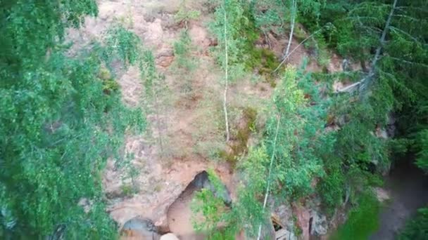 Cuevas Arenisca Ligatne Letonia Vista Cave Rock Lustuzis Orillas Del — Vídeos de Stock