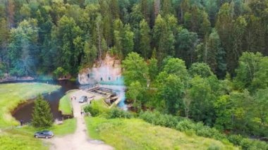 Ligatne Town 'daki Anfabrika Kayalıkları ve Mahzenleri Eski Baraj Barajı. Letonya 'daki Gauja Ulusal Parkı' ndaki Antik Kum Taşı Mağaraları ve Antik Odaları