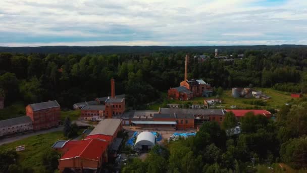 拉托维亚Ligatne的老Ligatne造纸厂村 旧的和废弃的不再工作的造纸厂 — 图库视频影像