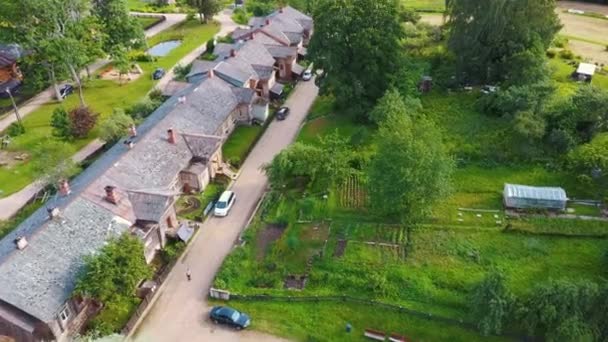 Oude Houten Huizen Gebouwd Voor Papierfabriek Arbeiders Ligatne Houten Rij — Stockvideo