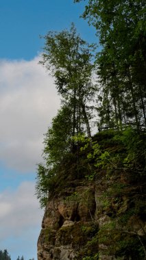 Ligatne Town 'daki Anfabrika Kayalıkları ve Mahzenleri Eski Baraj Barajı. Letonya 'daki Gauja Ulusal Parkı' ndaki Antik Kum Taşı Mağaraları ve Antik Odaları