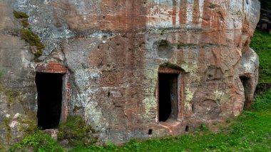 Ligatne Town 'daki Anfabrika Kayalıkları ve Mahzenleri Eski Baraj Barajı. Letonya 'daki Gauja Ulusal Parkı' ndaki Antik Kum Taşı Mağaraları ve Antik Odaları