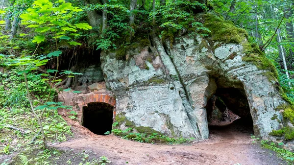 Anfabrika Rocks Cellars Ligatne Town Old Floodgate Dam Antiche Grotte — Foto Stock