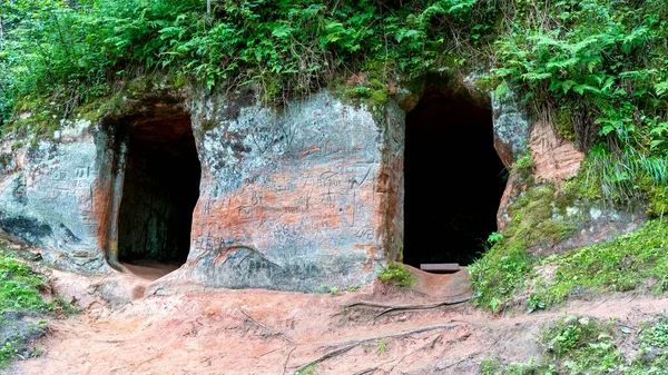 莱加纳镇的安法里卡岩石和塞勒斯是一座老水闸大坝 拉脱维亚Gauja国家公园的古砂岩洞穴和古室 — 图库照片