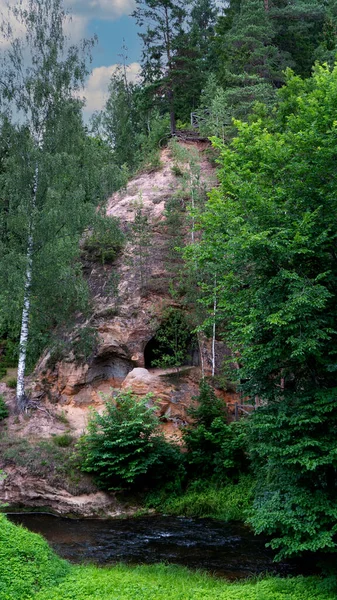 Jaskinie Piaskowca Ligatne Łotwie Widok Cave Rock Lustuzis Brzegu Rzeki — Zdjęcie stockowe