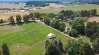 Jaunmoku Brick Ortaçağ Şatosu, Tukums yakınlarında, Letonya Açık Güneşli Yaz Günü 'nde Parfümlü Havuz' da, Top View 'dan. Jaunmokas Malikânesi Parkı. Hava Dron 4k Atışı