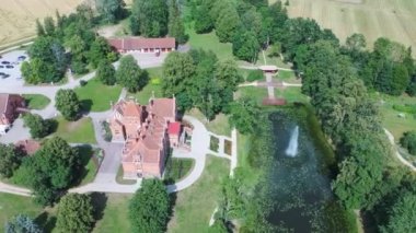 Jaunmoku Brick Ortaçağ Şatosu, Tukums yakınlarında, Letonya Açık Güneşli Yaz Günü 'nde Parfümlü Havuz' da, Top View 'dan. Jaunmokas Malikânesi Parkı. Hava Dron 4k Atışı