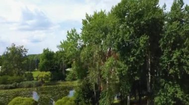 Jaunmoku Brick Ortaçağ Şatosu, Tukums yakınlarında, Letonya Açık Güneşli Yaz Günü 'nde Parfümlü Havuz' da, Top View 'dan. Jaunmokas Malikânesi Parkı. Hava Dron 4k Atışı