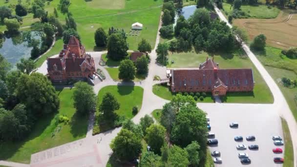 Jaunmoku Brick Μεσαιωνικό Κάστρο Κοντά Tukums Λετονία Στο Pond Fontain — Αρχείο Βίντεο