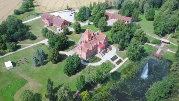 Château Médiéval Brique Jaunmoku Près Tukums Lettonie Étang Avec Fontaine — Video