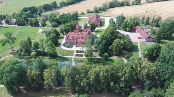 Jaunmoku Ziegelsteinmittelalterliche Burg Der Nähe Von Tukums Lettland Teich Mit — Stockvideo