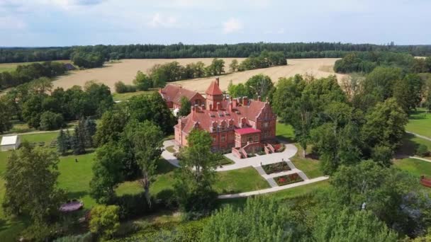 Jaunmoku Ladrillo Castillo Medieval Cerca Tukums Letonia Estanque Con Fuente — Vídeo de stock