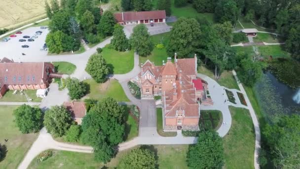 Château Médiéval Brique Jaunmoku Près Tukums Lettonie Étang Avec Fontaine — Video