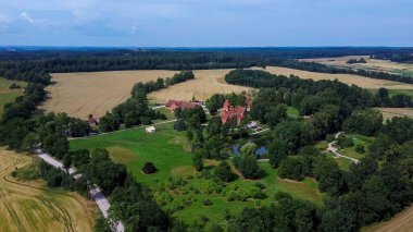 Jaunmoku Brick Ortaçağ Şatosu, Tukums yakınlarında, Letonya Açık Güneşli Yaz Günü 'nde Parfümlü Havuz' da, Top View 'dan. Jaunmokas Malikânesi Parkı. Hava Dron 4k Atışı