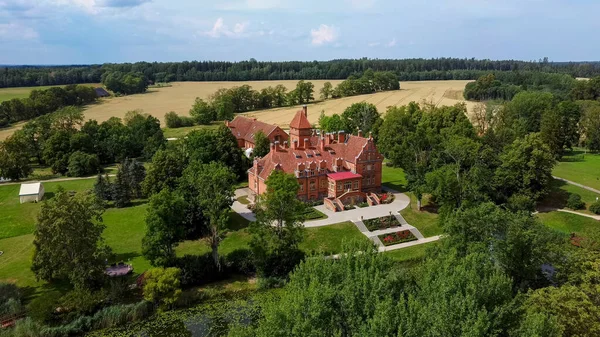 Jaunmoku Cegła Średniowieczny Zamek Pobliżu Tukums Łotwa Nad Stawem Fontanną — Zdjęcie stockowe