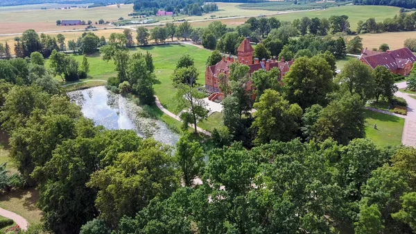 Jaunmoku Brick Castello Medievale Vicino Tukums Lettonia Pond Con Fontana — Foto Stock