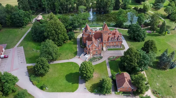Jaunmoku Cegła Średniowieczny Zamek Pobliżu Tukums Łotwa Nad Stawem Fontanną — Zdjęcie stockowe