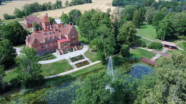 Jaunmoku Cegła Średniowieczny Zamek Pobliżu Tukums Łotwa Nad Stawem Fontanną — Zdjęcie stockowe