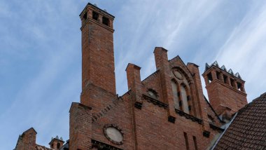 Tume, Letonya 7 Temmuz 2020, Tuğla Ortaçağ Jaunmoku Kalesi. Jaunmokas Malikânesi Parkı. Bu Neo-gotik Saray 1901 'de Mimar Wilhelm Bockslaff tarafından tasarlandı..