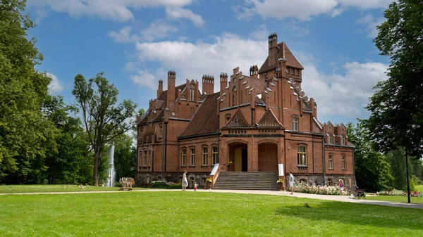 Tume Latvia Heinäkuuta 2020 Brick Medieval Jaunmoku Castle Pond Jaunmokasin — kuvapankkivalokuva