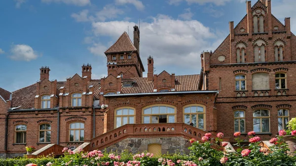 Tume Lettland Juli 2020 Brick Medeltida Jaunmoku Slott Vid Pond — Stockfoto