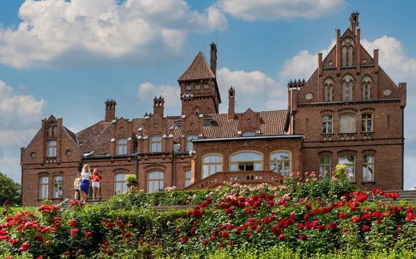 Tume Letonia Julio 2020 Brick Medieval Jaunmoku Castle Pond Parque — Foto de Stock