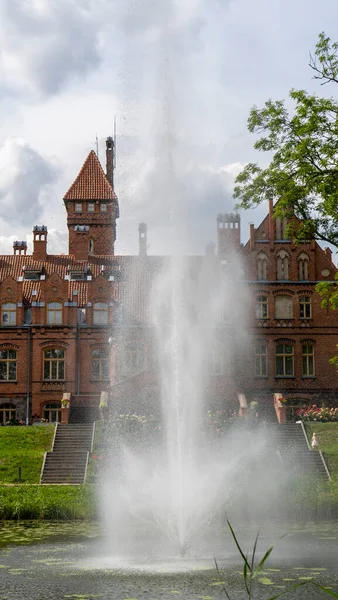 Tume Letonia Julio 2020 Brick Medieval Jaunmoku Castle Pond Parque — Foto de Stock