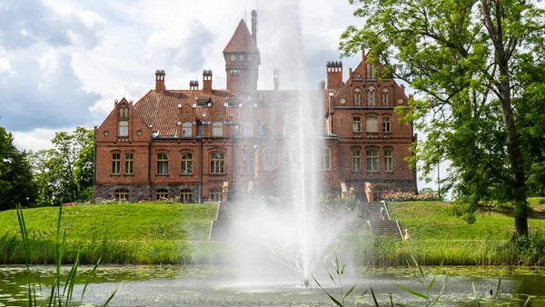 Tume Letonia Julio 2020 Brick Medieval Jaunmoku Castle Pond Parque — Foto de Stock