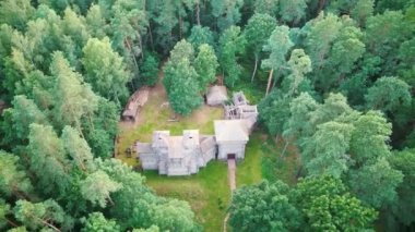 Tervete, Letonya 'da Pine Forest ile çevrili yeniden inşa edilmiş Semigallian Ahşap Şatosu. Hava Dron 4k Görünümü.