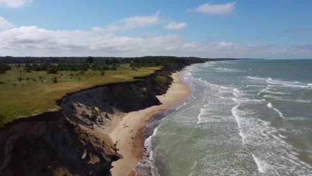 Volando Sobre Costa Mar Báltico Ulmale Seashore Bluffs Cerca Pavilosta — Vídeos de Stock