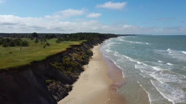 Volando Sobre Costa Mar Báltico Ulmale Seashore Bluffs Cerca Pavilosta — Vídeos de Stock