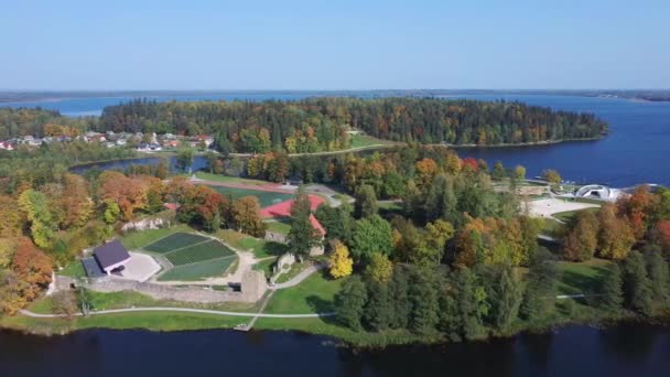 阿拉克斯纳湖最大的岛屿Pilssala与公园和14世纪的破坏利沃尼亚骑士团Aluksne城堡在拉脱维亚 色彩艳丽的秋色 Aerial Dron Shot Coasts Islands Aluksne — 图库视频影像
