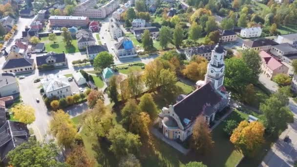 Oude Aluksne Lutherse Kerk Kleurrijk Herfst Park Met Golden Cock — Stockvideo