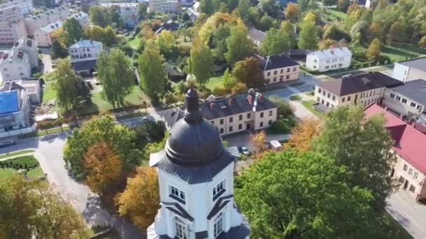 Стара Алаксна Лютеранська Церква Колоритному Осінньому Парку Статуєю Золотого Півня — стокове відео